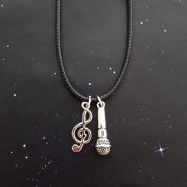 WYGUYO - Gargantilla con dije de notas musicales, gargantilla de piel negro, colgante de micrófono, collar con colgante para amante de la música, 45+5cm, Zinc, Sin piedra preciosa