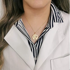 Collar de Profesiones - Collar de Licenciatura - Abogada - Psicóloga- Estilista - Maestra - Nutriologa - Química - Chapa de oro Premium - Regalos para graduaciones - Tutti Joyería (Nutriologa)