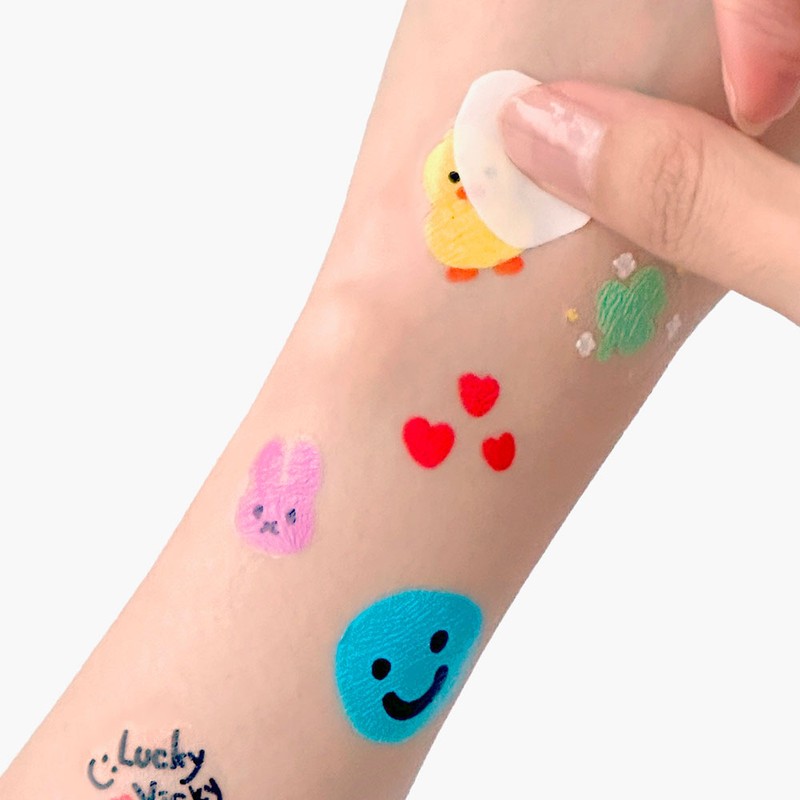 schedule Drawing tattoo patterns, making a vacation by attaching tattoo