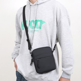 Veyarien Mens Shoulder Cross Body Bag, Small Messenger Bag with Zipper and Adjustable Strap, Nylon and Oxford Crossbody Bags, Casual Chest Sling Bag for Working Travel Daily (Black)