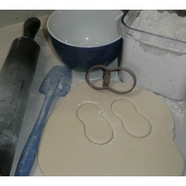AJT PEANUT OUTLINE GROUNDNUT MONKEY BUTTER NUT MOVIE FILM COOKIE CUTTER USA PR2690