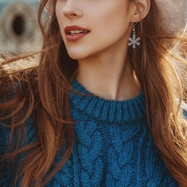 Lauren-Spencer Christmas Earrings for Women Cute Snowman Christmas Tree Snowflake Dangling Earrings Hypoallergenic Stud Earrings Drop Earrings for Women Holiday Earrings Jewelry Gift (Snowflake Earrings Style B)