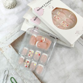 White French Tip Press on Nails Medium Square Fake Nails with Daisy Heart Designs Nude Glossy Acrylic Nails Spring Summer Glue on Nails Cute Flowers Stick on Nails for Women 24Pcs