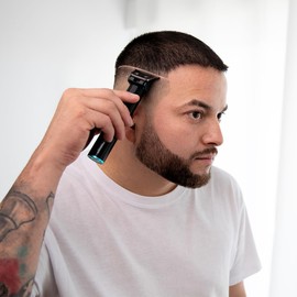 Cecotec Tagliacapelli e Profilatore Professionale PrecisionCare Profiling, Lama Affilata ad Alto Rendimento, 4 Pettini Guida da 1-4 mm, Capelli e Barba, Autonomia 90 min, Design Ergonomico, Nero
