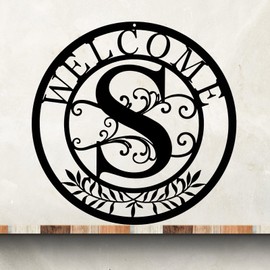 CINPIUK Initial Welcome Sign, 12 Inch Metal Monogrammed Sign Farmhouse Front Door Porch Sign Wall Art Decor, Monogram Gift Rustic Welcome Wreath Hanging Ornament for Indoor Outdoor, S