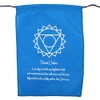 Bunting, flags & batiks regenbogenfarbenes chakra symbol und mantra bestätigungs