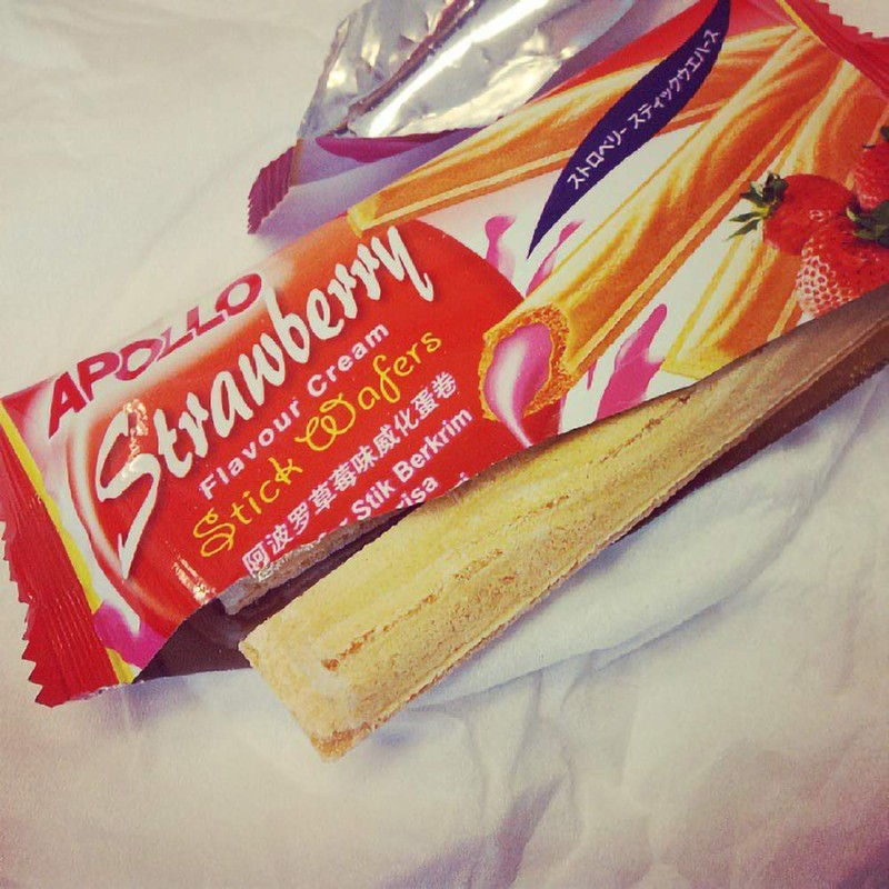Apollo Malaysia Chocolate Strawberry Flavour Cream Wafer Biscuit Teatime Snack