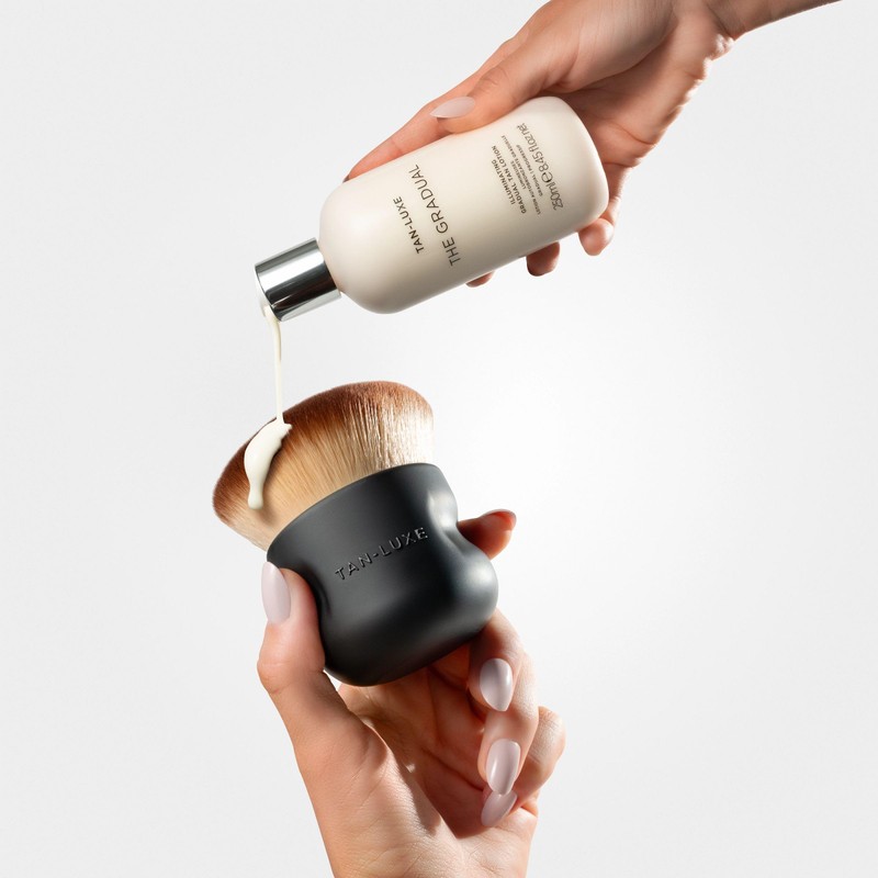 Tan-Luxe The Kabuki Brush Face and Body Self-Tanning Brush with