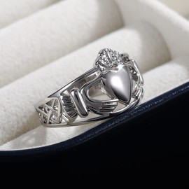 Crown Rings for Women, Trendy Unique Holding Heart in Hands Crown Silver Ring Minimalist Creative Promise Ring for Teen Girls Valentine's Day Jewelry Gifts (Size6)