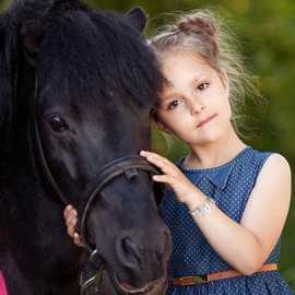 Anoup - Regalo de caballo para niñas y mujeres, pulsera inicial de caballo, pulsera de acero inoxidable, joyería de caballo, regalos para niñas, adolescentes, amantes de los caballos, Metal, Sin gemas.