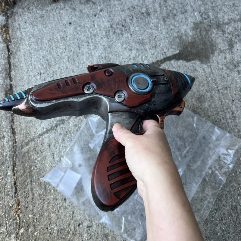 Bethesda Fallout Laser Hub’s Alien Blaster Pistol Replica Foam Video