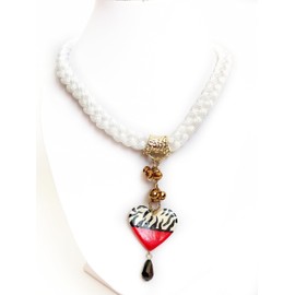 Collar corazón zebra y rojo hecho con hilos