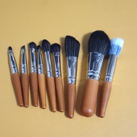 Portable Makeup Brush Set of 9 Includes Pouch