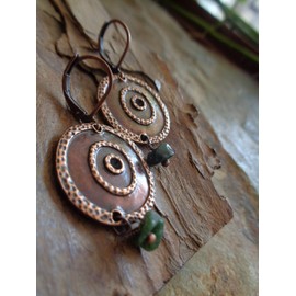 ◦ ● Green stone pearl on circle ornament disc and folding hooks. • Earrings with round discs and natural stone in dark green