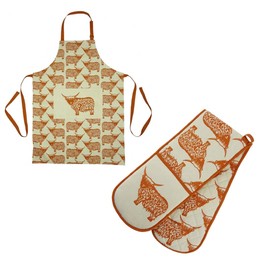 BRAW CLANS TARTANS Highland Cow and Auld Scots Double Oven Glove and Apron Set - Traditional Scottish Kitchen Chef Accessories for Cooking and Baking (Highland Cow)