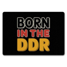 speecheese Born in The DDR Retro Fußmatte in 35x50 cm ohne Rand Ostdeutsche Identität Lustige Retro-Türmatte mit Ost-Nostalgie