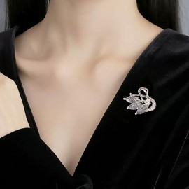 Shejuety women's brooch accessories, high-end sparkling diamond swan brooch, safety pin, fashionable and exquisite chest flower jewelry clothing decoration (silvery)