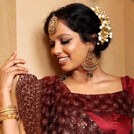 Gajra - Accesorios para moño de flores artificiales indias hechos a mano para mujeres, fiestas, matrimonio, festivales Mehndi (dorado y blanco)