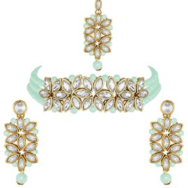 Aheli Faux Pearl Kundan Gargantilla Collar con pendiente Maang Tikka Tradicional indio Bollywood étnico Conjunto de joyas nupciales para mujeres