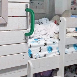 SELEWARE 2 Pack Safety Playground Handles Metal Grab Handles 24cm Hand Grips with Finger Recesses for Kids Swing Playset Climbing Frame Playhouse Handles Green