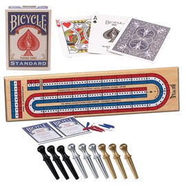Cribbage Board by Bicycle - Juego de cribbage de madera de pino real codificado de 3 pistas con cubierta de tarjetas de bicicleta y pinzas de metal...