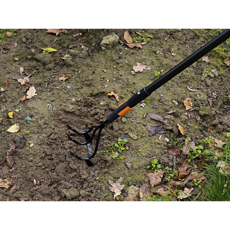 Fiskars QuikFit Cultiweeder, Two devices in one: hoe and push-pull
