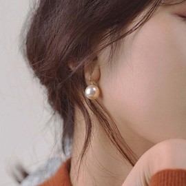 Allereya Vintage Mermaid Pearl Dangle Earrings Pearl Drop Earrings White Pearl Hook Earrings Round Pearl Stud Earrings Jewelry for Women and Girls