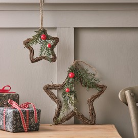 Lights4fun Set of 2 Rattan Christmas Indoor Star Hanging Decoration Festive Foliage with Toadstool Mushrooms Rustic Ornament 25cm