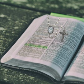 Needzo Mother's Kiss Catholic Rosary with Faux Pearl Beads, Crucifix and Virgin Mary Centerpiece, 22 1/2 Inches