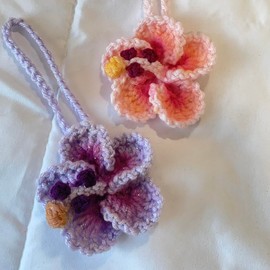 Hibiskus-Autoornamente, Gehäkelte Rückspiegel Anhänger, Süßes Auto-Deko-Accessoire, Handgefertigter Häkel-Anhänger für Rückspiegel und Auto Innendekoration, Boho-Stil Autospiegel Ornament (Rosa)