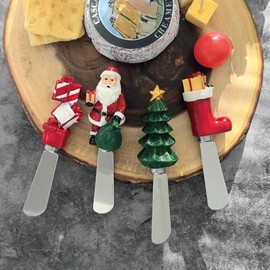 Supreme Housewares - Esparcidores de queso con temática navideña, asas de resina pintadas a mano con cuchillas de acero inoxidable para esparcir queso crema, mantequilla y mermelada, diseños surtidos