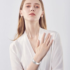 LILIE&WHITE Adjustable Women's Bracelet in Gold - Elegant Design with Sliding Mechanism, Stylish Bracelet for Everyday and Special Occasions, Copper, 14k Gold, No Gemstone