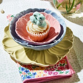 Two's Company Blooms Floral Pattern Napkins with Merrow-Stitch Trim, Set of 4, Cotton, 54392