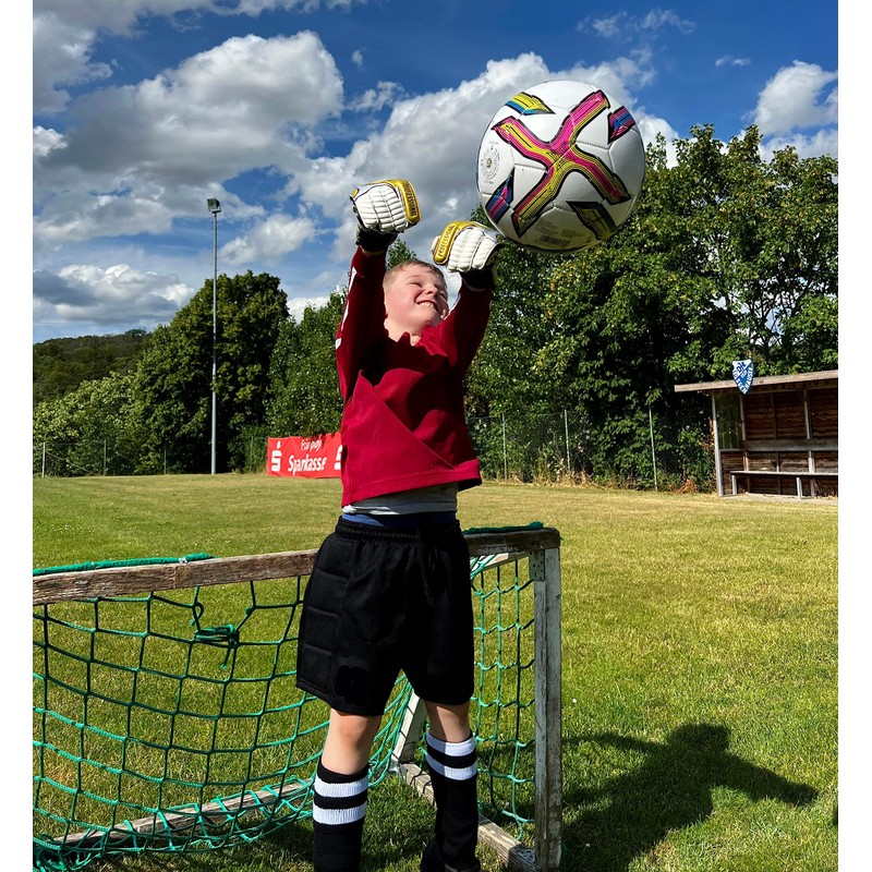 Sportswear Kingdom Children's Fingersave Goalkeeper Gloves with Finger Protection (5)