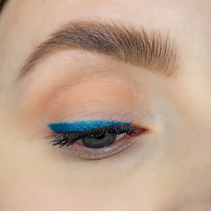 Sandstone Waterproof Metallic Eyeliner Blue Ice