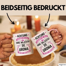 Uroma Tasse Geschenk Achtung Erheben Sie Sich Ihre Majestät Die Uroma Betritt Den Raum Geschenkidee Geburtstag Spruch (Rosa)