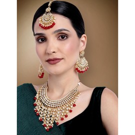 Aheli Elegant Indian Wedding Wear Faux Kundan Studded Chokere Collar con Maang Tikka Set Ethnic Fashion Jewelry para mujeres (Maroon Kundan & Pearl Drop)