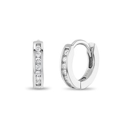Pendientes de aro pequeños de plata de ley 925 con circonita cúbica para bebés, niños pequeños y niñas pequeñas de 0.39 pulgadas, clásicos y hermosos aretes Huggie para cualquier ocasión especial