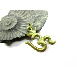 P396 Sanskrit Hindu OM MANTRA Meditation Brass Amulet small Unisex PENDANT Nepal