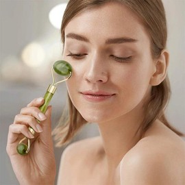 Revitalize Skin with Jade Face Lift Roller - Color: Emerald