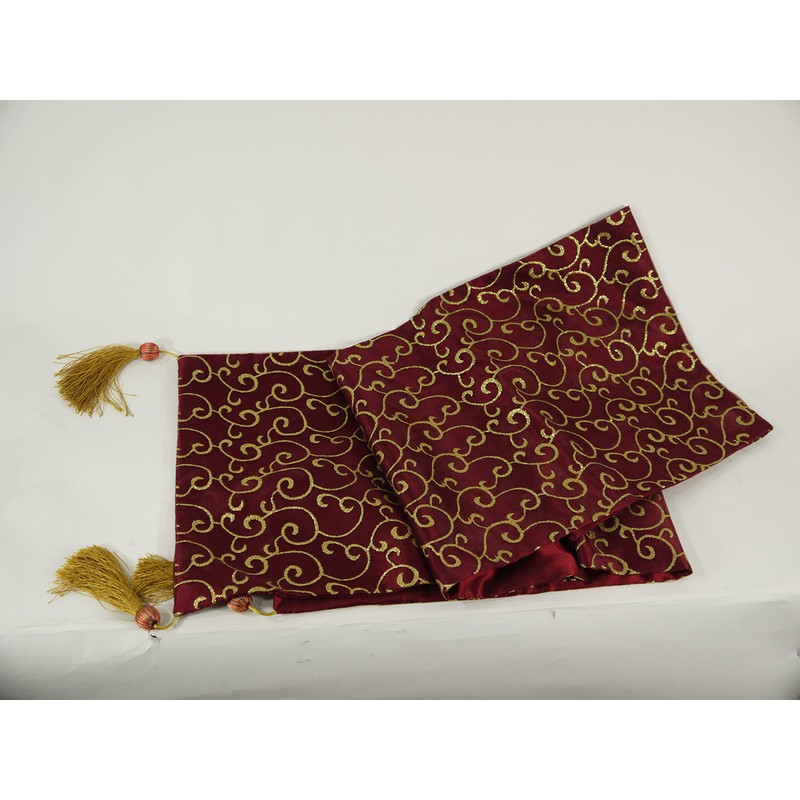 1 x table runner and 2 x cushions in a