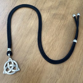 Mann Frau Trinquette Knoten der keltischen Trinität Triangle Anhänger Altsilber oder Bronze - Antelina und Zamak Knoten Halskette - Schutz Amulett - Ideal als Geschenk (Silber)