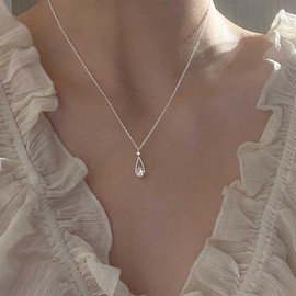Xmsrn Vintage Crystal Teardrop Pendant Necklace Crystal Teardrop Necklace Silver Cz Waterdrop Choker Necklace Sparkly Rhinestone Choker Necklace Jewelry for Women and Girls (Silver)