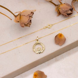 Carissima Gold 9 ct Yellow Gold Claddagh Charm Pendant on Curb Chain Necklace of 46 cm/18-inch
