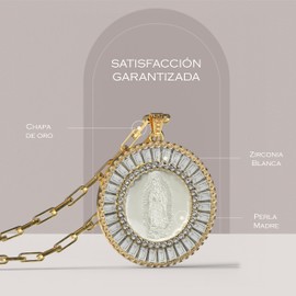 MARYANA Collar con medalla de la Virgen de Guadalupe, de forma redonda, de Madre Perla natural tallada, rodeada de incrustaciones de zirconias (blanca), la base es de cobre y está chapada en oro de 18 quilates. Joyería religiosa, para mujer.Medallas Virg
