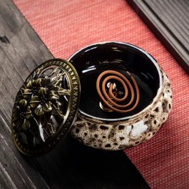 Incense Burner, Ceramic Incense Burner with Lid, Suitable for Incense Cones/Coils/Sticks, There Are 30 Incense Cones + Metal Incense Stick Holder + Fireproof Cotton Inside.