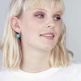 ALEXASCHA® Edelstahlohrringe hängend mit quadratischen Glassteinen • Kurze Ohrhänger mit Klappverschluss • 2cm lang • Steingröße 10 mm x 10 mm x 3 mm (Aquablau)