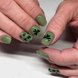 KRTBKR 24Pcs Green Shamrock Full Cover Short Square False Nails - St. Patrick's Day Artificial Acrylic Nails for Women Girls DIY
