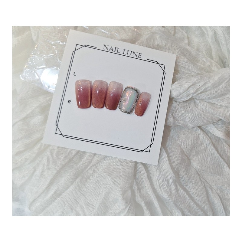 Nails with a subtle, luminous atmosphere - I agree to