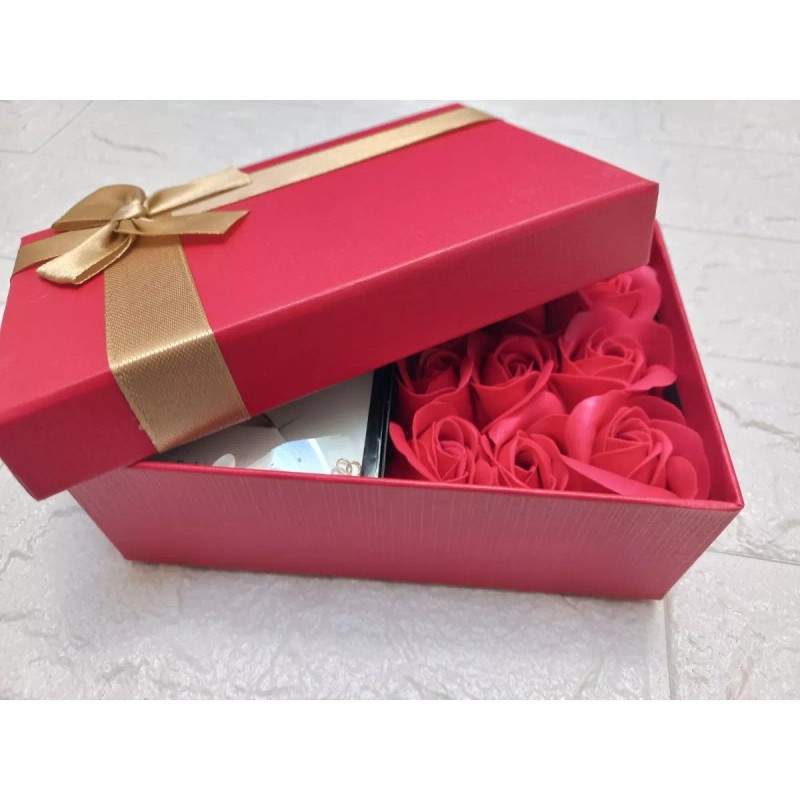KARI HERNANDEZ Detalle San Valentín Rosas Regalo Novia Mamá +reloj